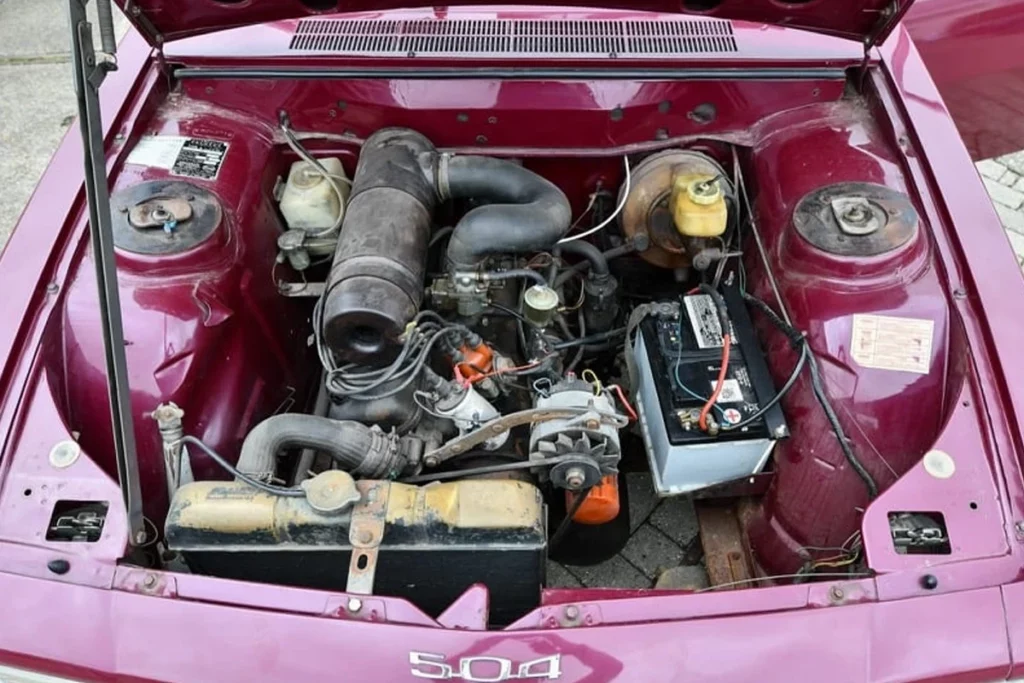 4-cilinder motor van Peugeot 504 uit 1975