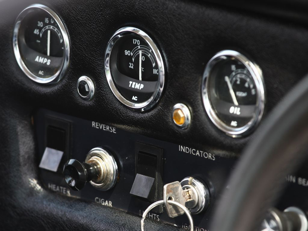 TVR Vixen S2 meters