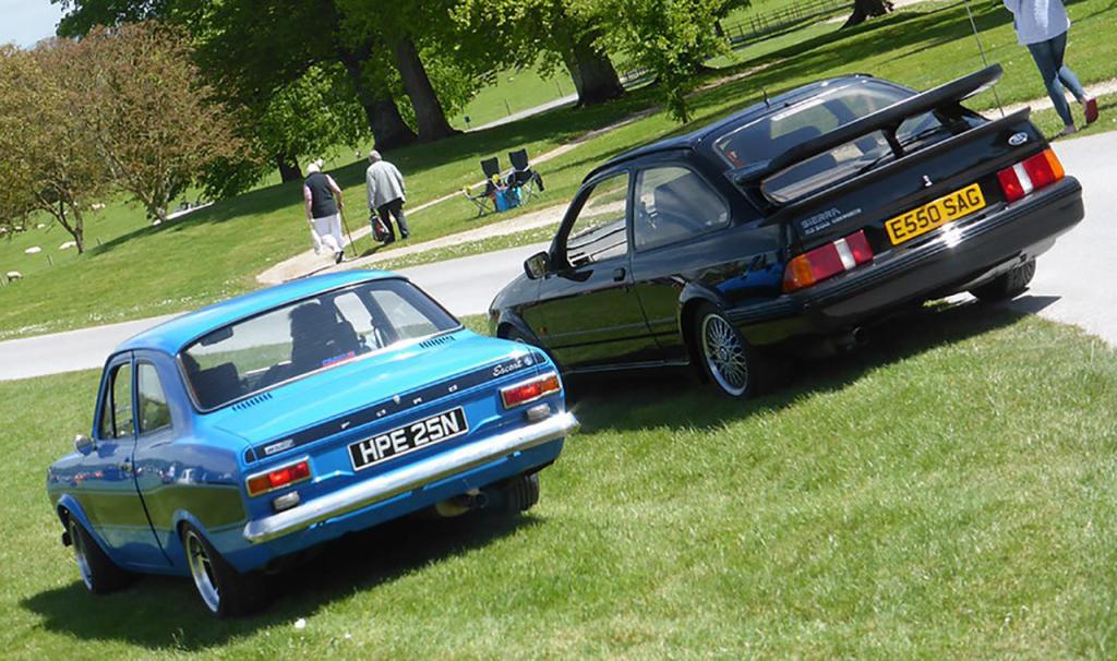 Ford Sierra Cosworth RS500 naast een eerst serie Escort