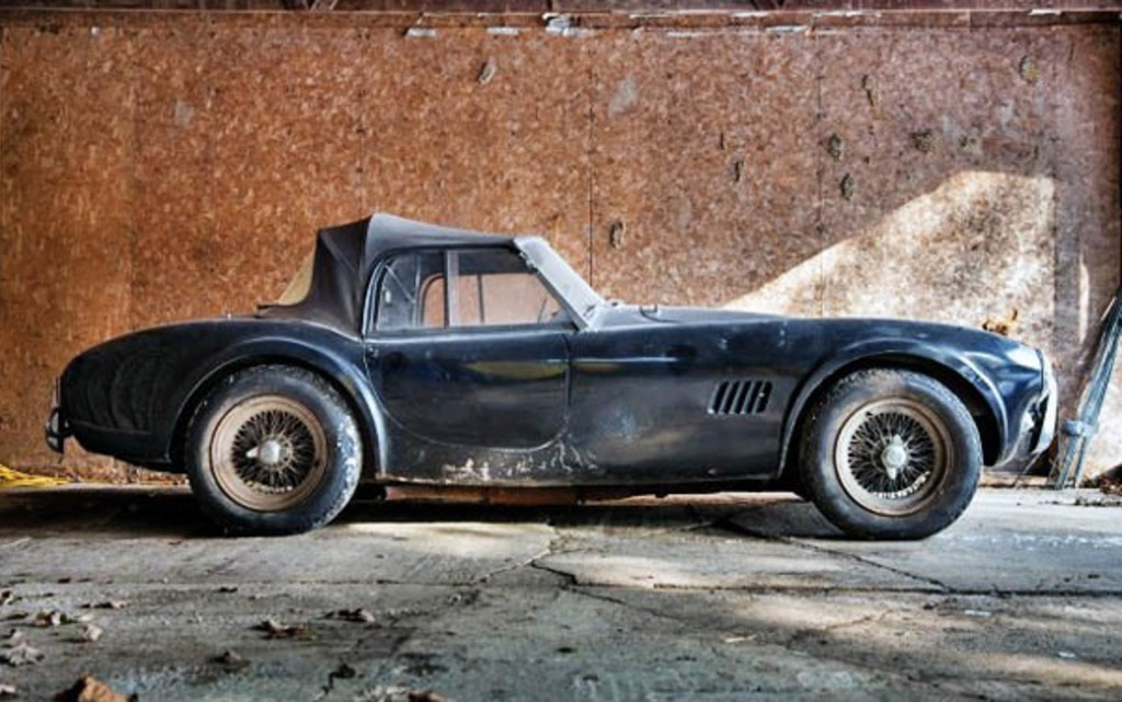 Shelby Cobra 40 jaar met de voetjes van de vloer