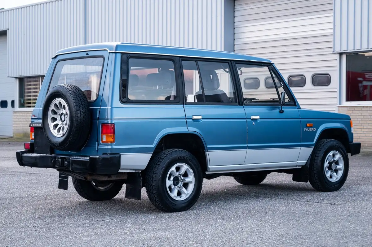 Vista traseira de um Mitsubishi Pajero de 1990.