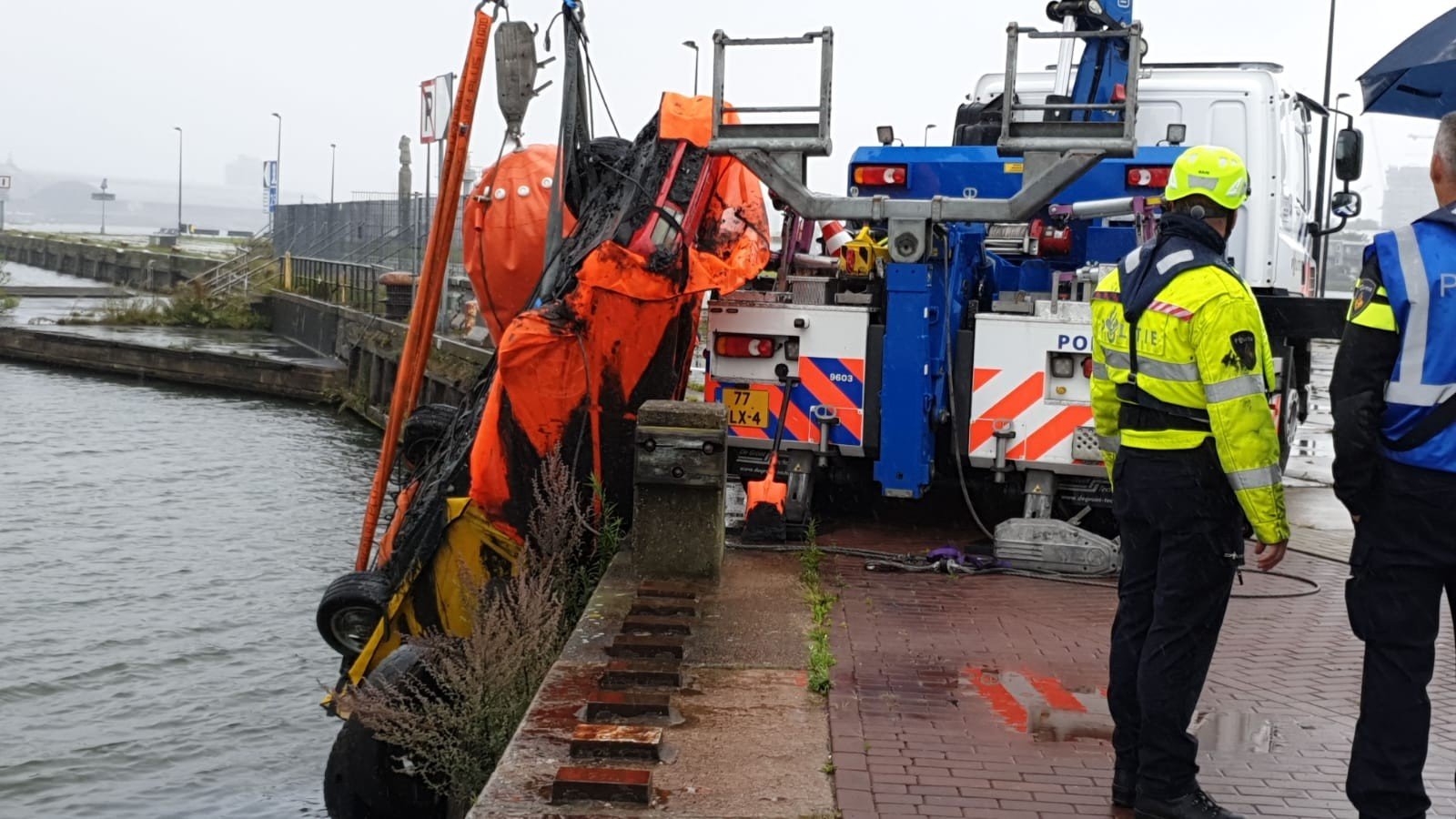 Ferrari in het IJ gevonden