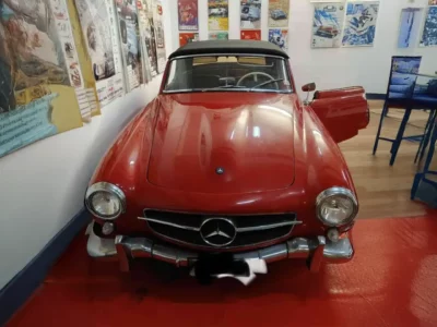 Uitkijken naar gestolen rode Mercedes-Benz 190 SL (1955)