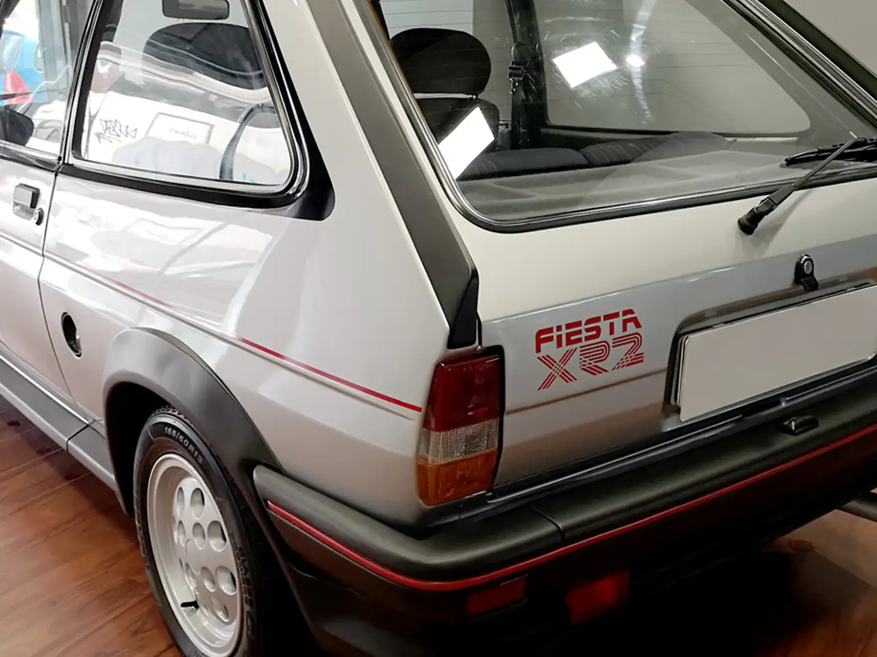 Pohled zezadu na Ford Fiesta XR2 Mk2 1985