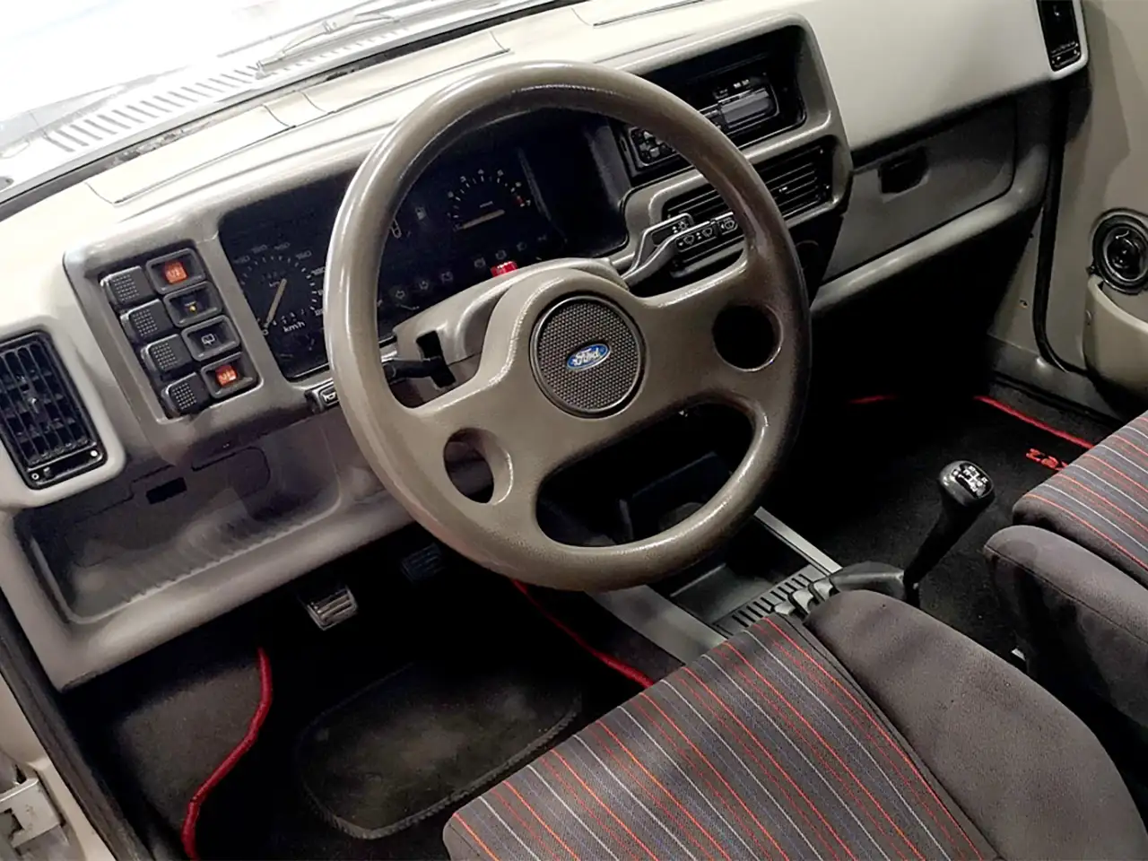 Interiér Fordu Fiesta Mk2 z roku 1985