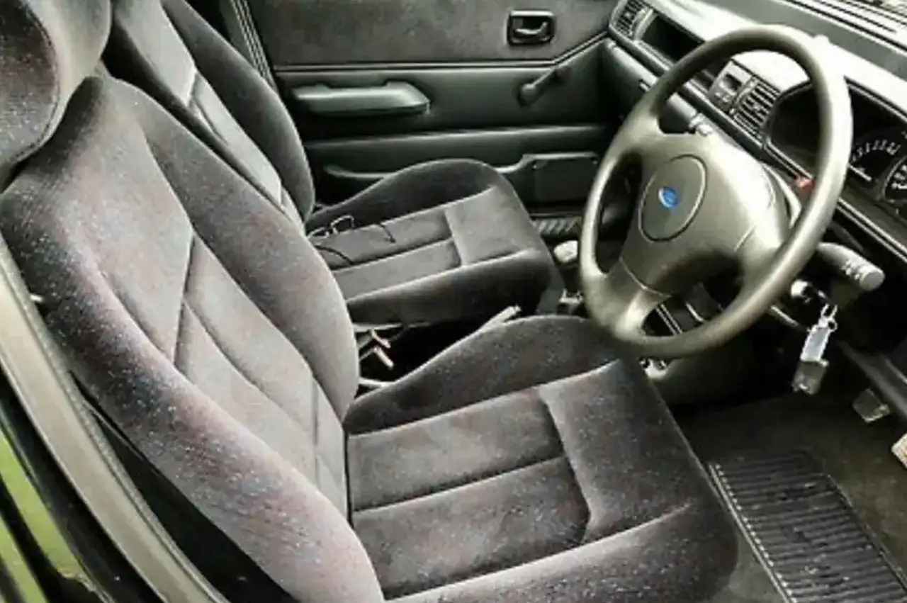 Interior de un Ford Fiesta Mk3 de 1994